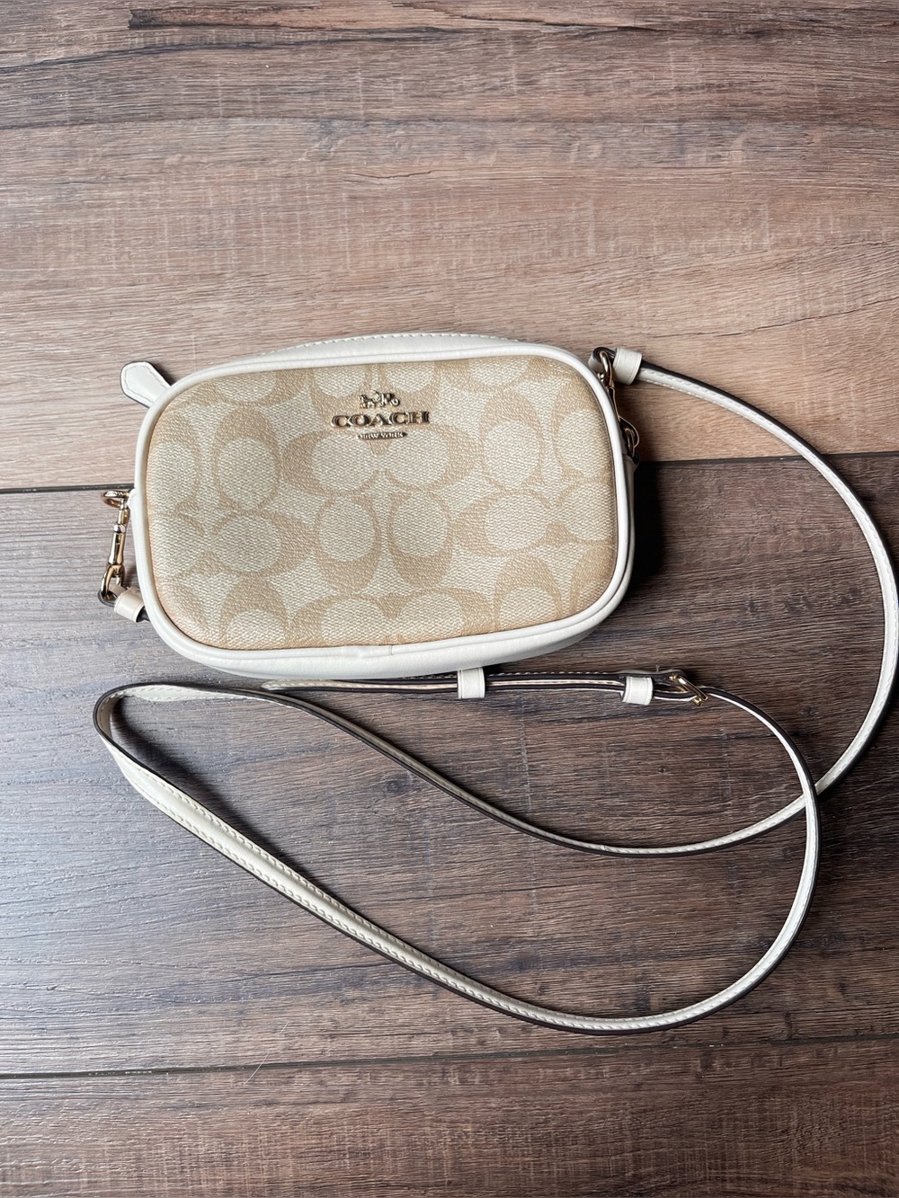 Coach Signature Chalk/khaki crossbody! Gold hardware! Super cute! - Picture 4 of 12